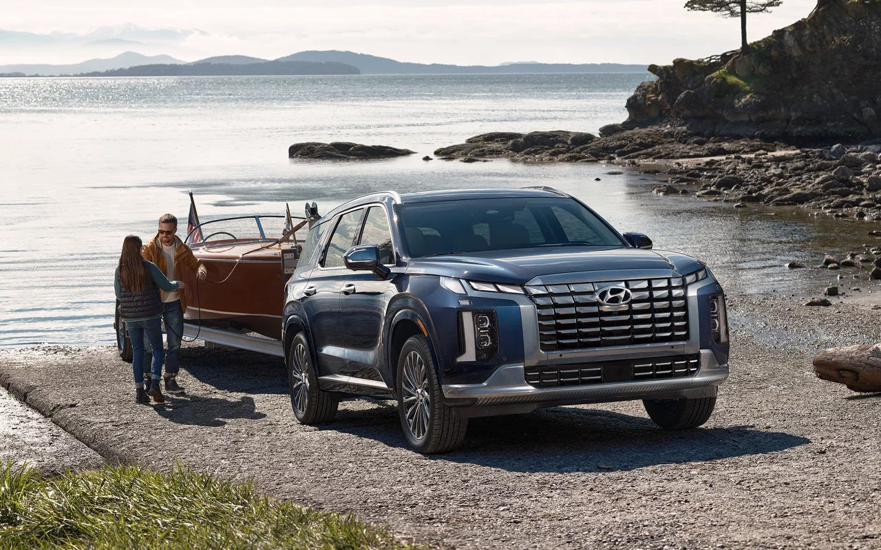 Vue 3/4 avant et latérale du Hyundai Palisade 2024 avec chargement de bateau