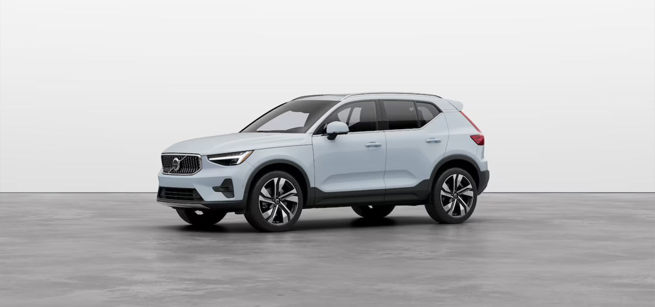 Vue 3/4 avant et latérale de la Volvo XC40 2024, prêt à partir du showroom