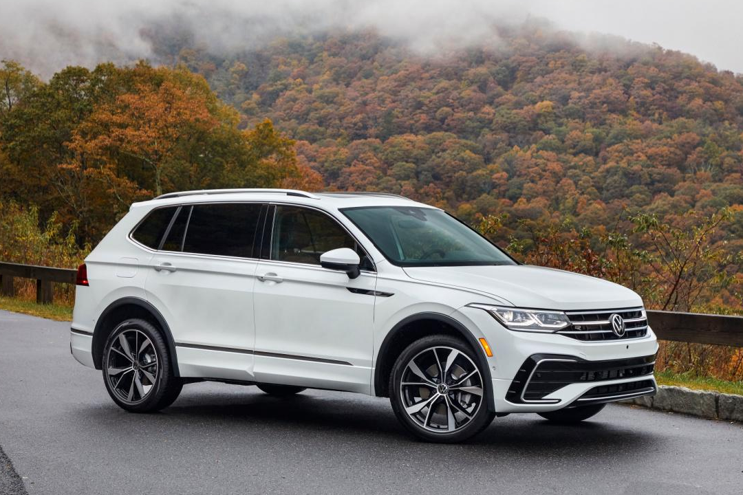 Side view of the Tiguan Confortline 2023 on an autumn road
