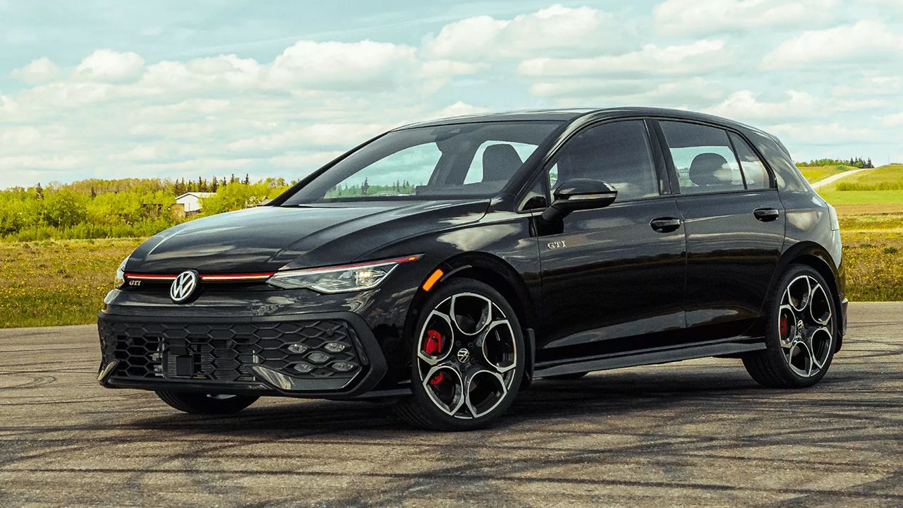 Vue 3/4 avant et lat&eacute;rale de la Volkswagen GTI Performance&nbsp;2025 en arr&ecirc;t sur un circuit