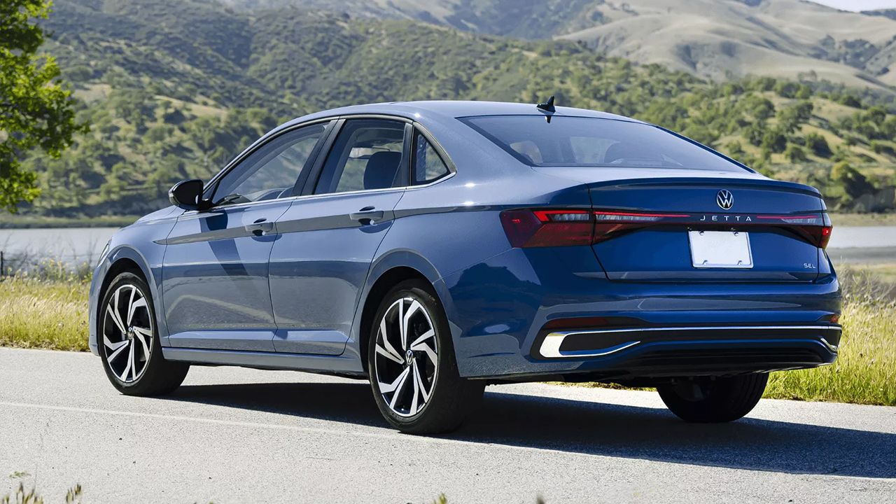 Vue arri&egrave;re de la Jetta Highline 2026 gar&eacute; en bord de route