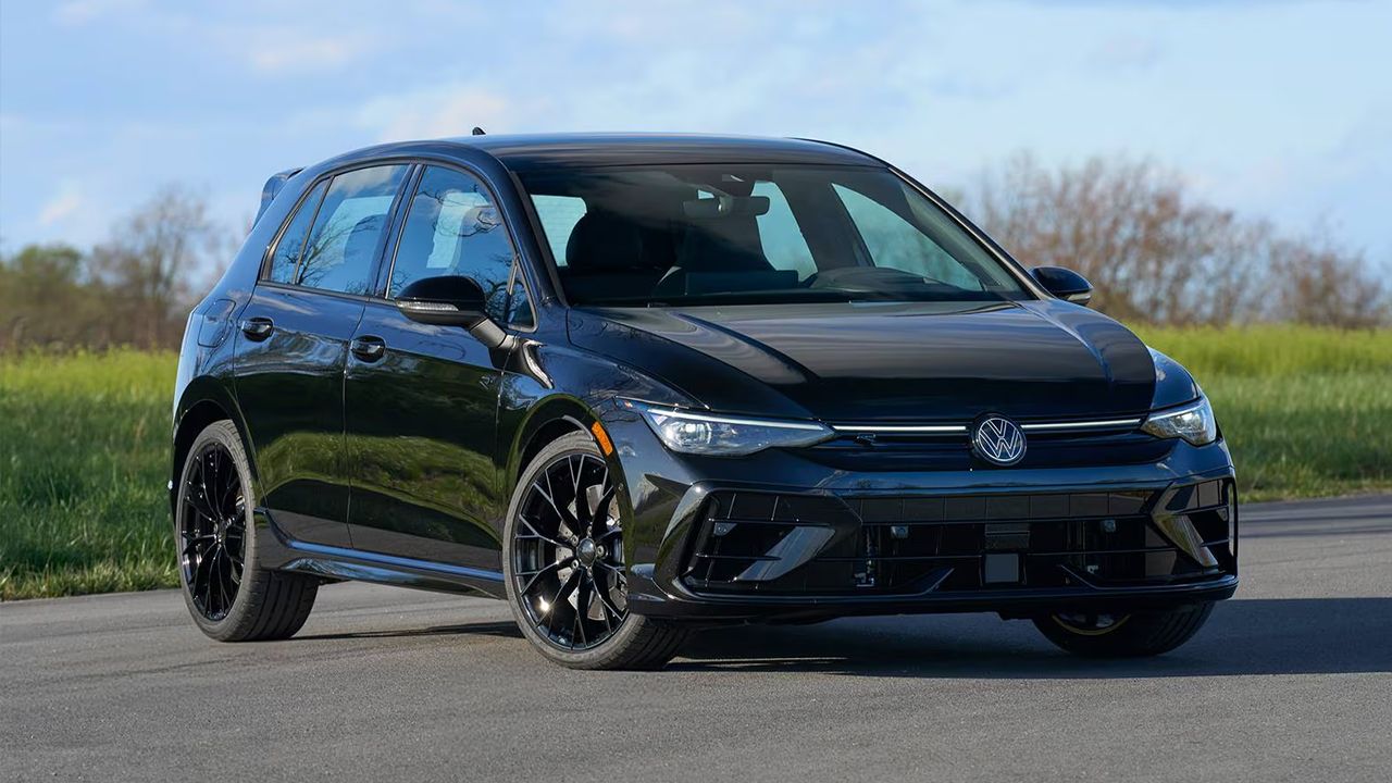 Vue 3/4 avant et lat&eacute;rale de la Golf R 2025 en arr&ecirc;t en bord de route