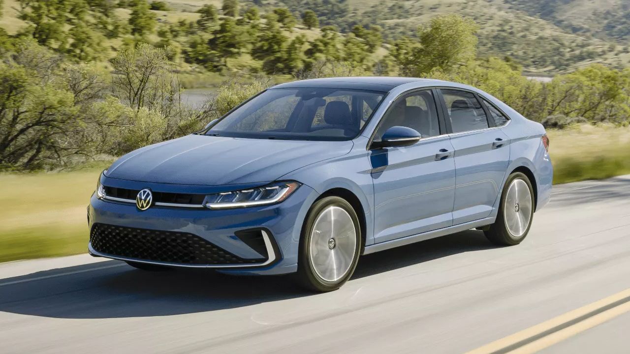 Vue 3/4 avant et lat&eacute;rale de la Jetta Highline 2026 sur route