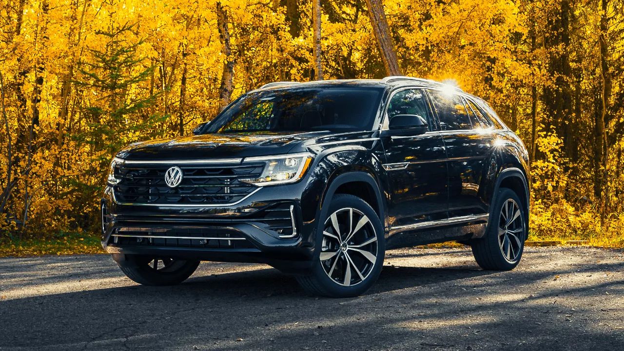 Vue 3/4 avant et lat&eacute;rale de la Volkswagen Atlas Cross Sport Execline&nbsp;V6 4MOTION gar&eacute; en bord de route une journ&eacute;e d'automne