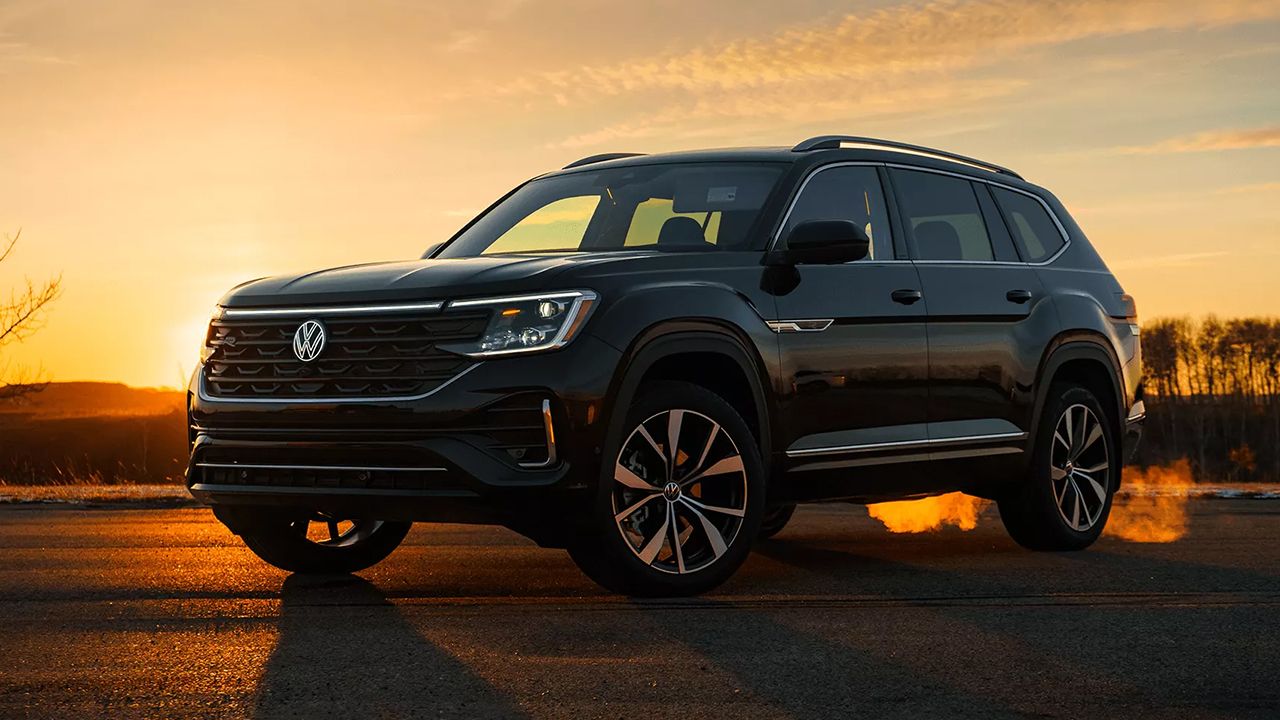 Vue 3/4 avant et lat&eacute;rale de la Volkswagen Atlas Execline&nbsp;V6 4MOTION en bord de route avec coucher de soleil