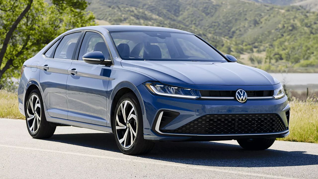 Vue 3/4 avant et lat&eacute;rale de la Volkswagen Jetta Comfortline&nbsp;1.5 TSI gar&eacute; en bord de rue