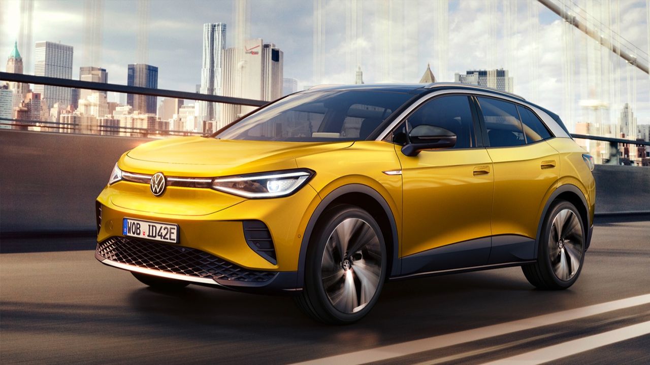 Vue 3/4 avant et lat&eacute;rale de la Volkswagen ID.4 Pro&nbsp;4MOTION&nbsp;2025 sur route en pleine puissance