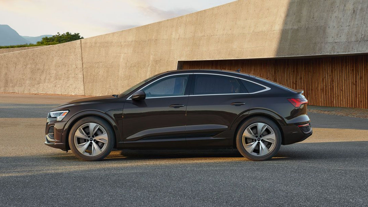 Side view of the Audi Q8 Sportback e-tron 2024