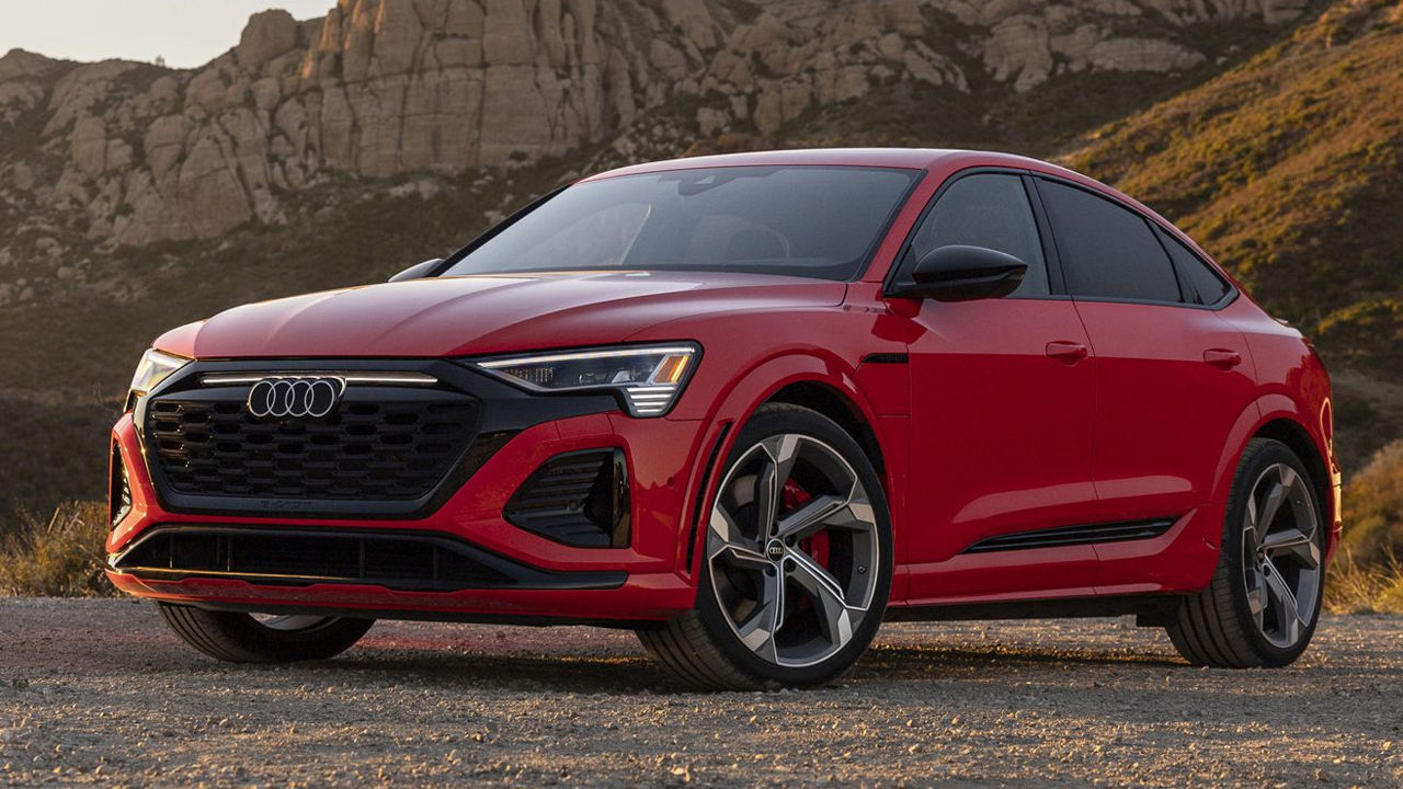 Vue latérale du Audi SQ8 e-tron 2024 sur route de sable