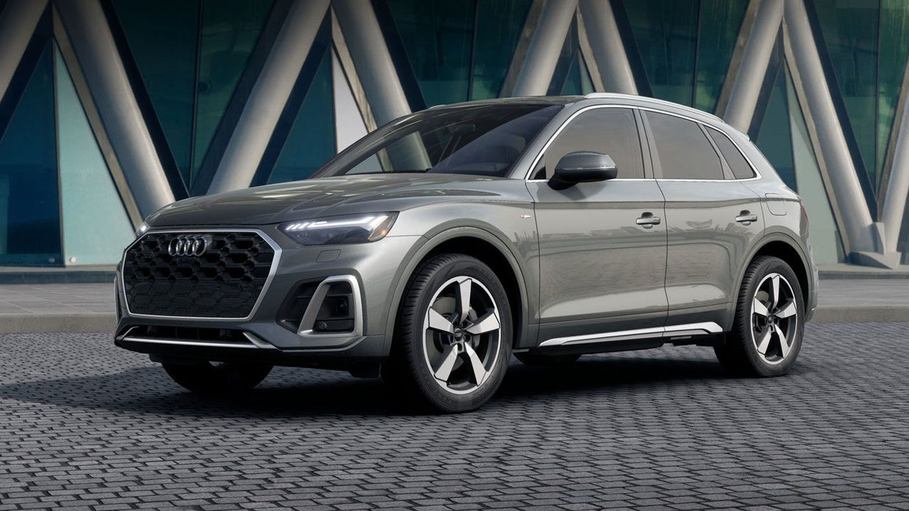 Front view of Audi Q5 TFSI e 2024 on country road, ready to go