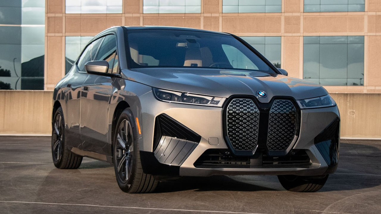 Vue avant de la BMW iX 2024 dans un stationnement publique