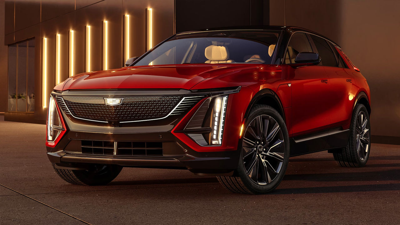 Front view of the Cadillac Lyric 2024 in an evening parking lot, ready to go.