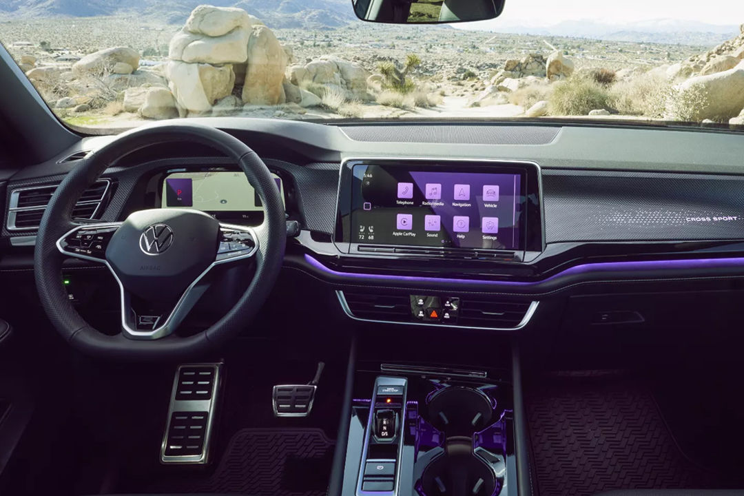 Interior view of the Volkswagen Atlas Cross Sport 2024 and its dashboard