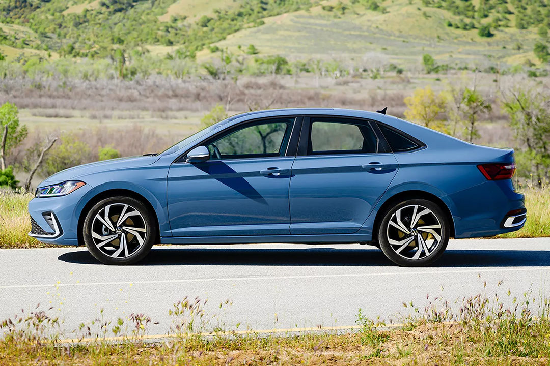 Vue latérale de la Volkswagen Jetta 2025 en arrêt sur bord de route