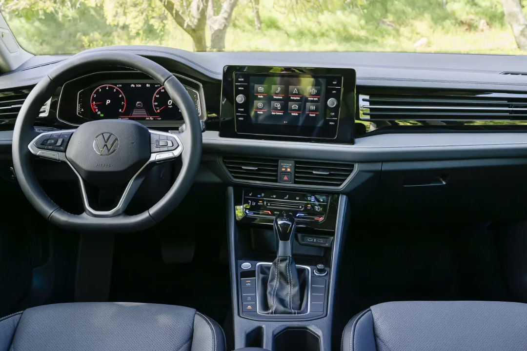 Vue intérieur de la Volkswagen Jetta 2025 et de son tableau de bord