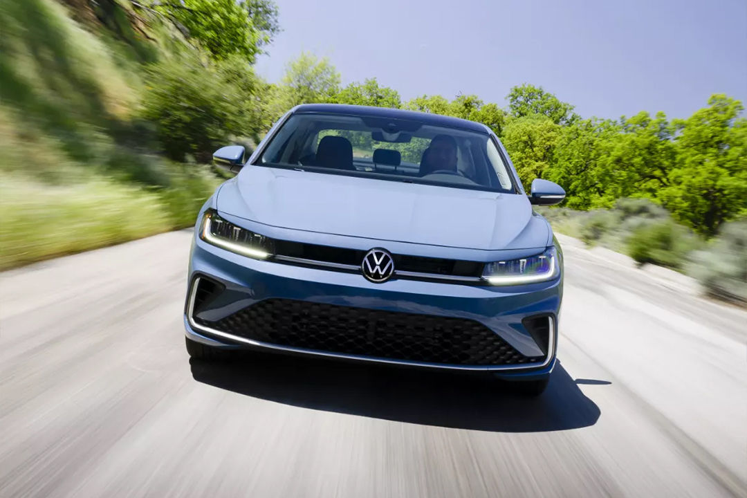 Vue avant de la Volkswagen Jetta 2025 en pleine puissance sur route