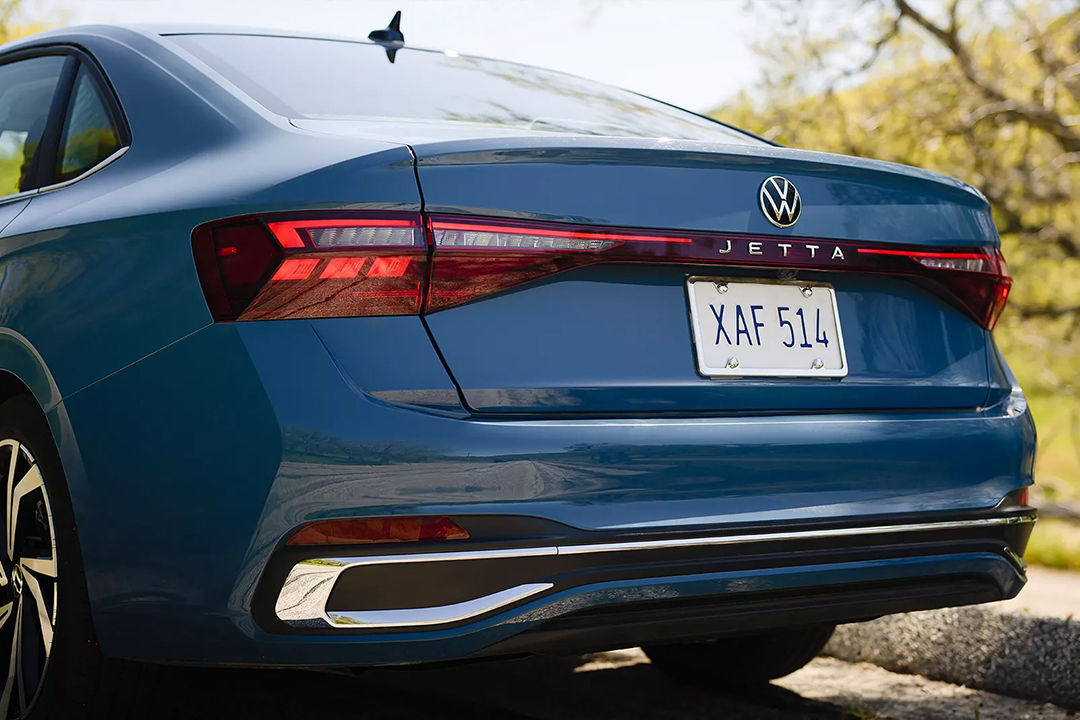 Close-up view of the rear of the Volkswagen Jetta 2025 parked on a street