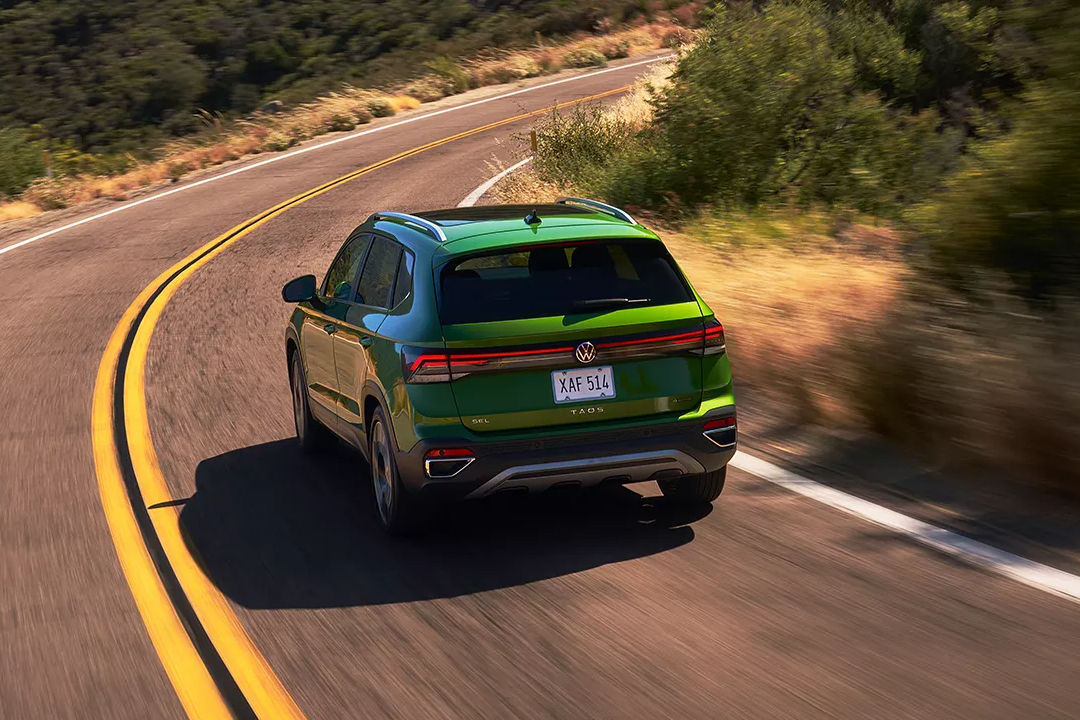 Vue arrière du Volkswagen Taos 2025 sur route en pleine vitesse