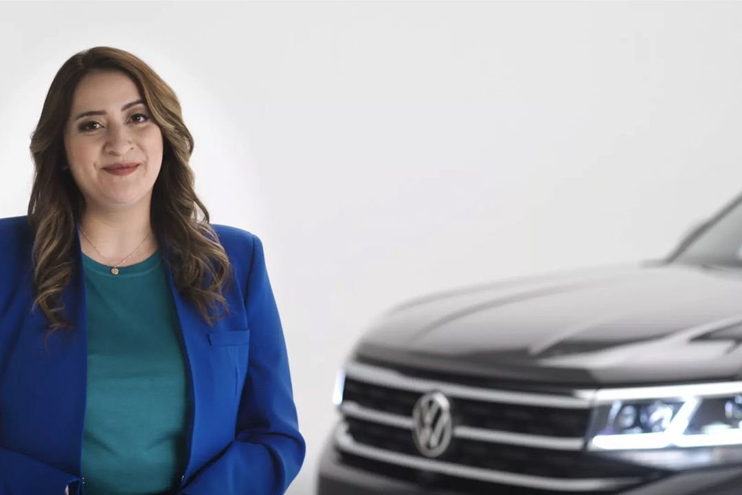 Customer negotiating the trade-in of her Volkswagen