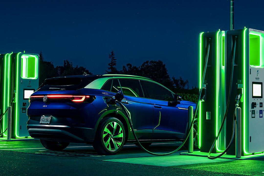 Vue sur borne de charge Volkswagen avec voiture ID.4 en plein chargement