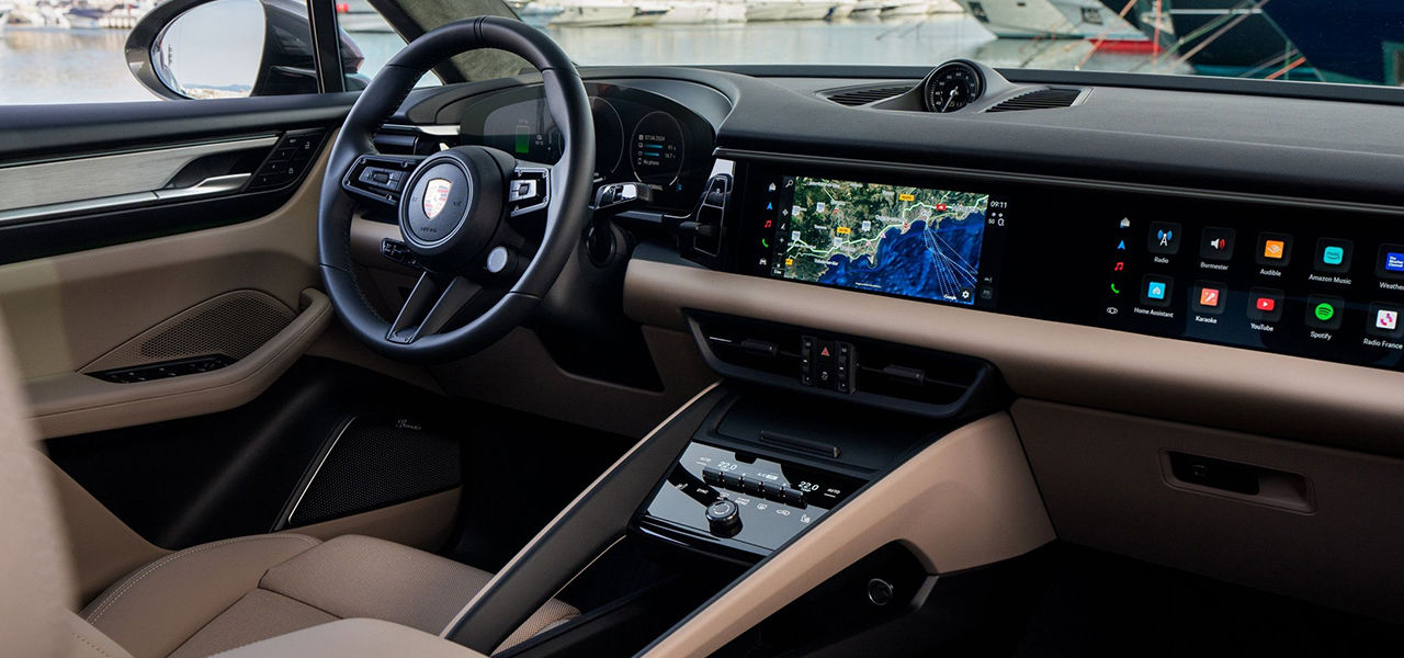 Vue intérieur de la Porsche Macan EV 2024 et de son tableau de bord