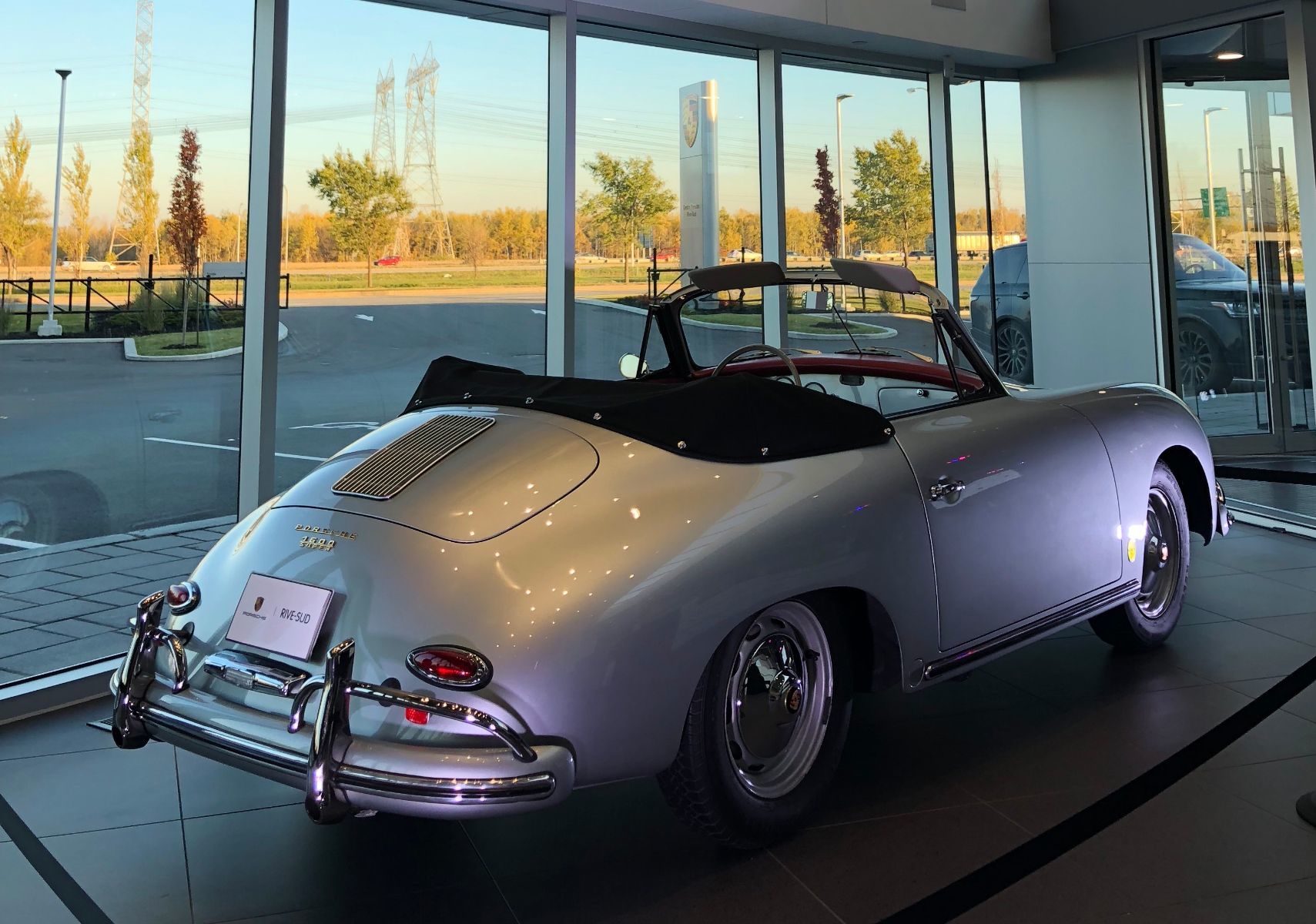 Une superbe Porsche 356 souhaitait la bienvenue à nos invités pour le lancement du Cayenne 2019 chez Porsche Rive-Sud