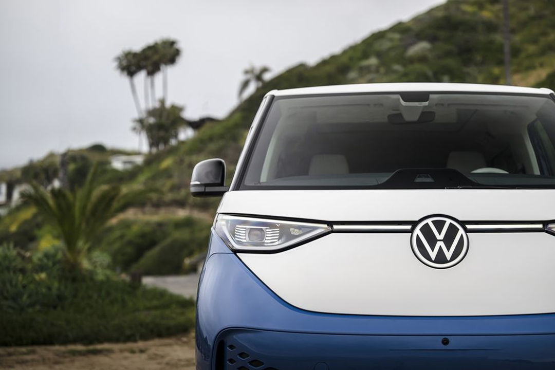 Vue avant de près de la Volkswagen ID. buzz électrique 2025 sur une plage