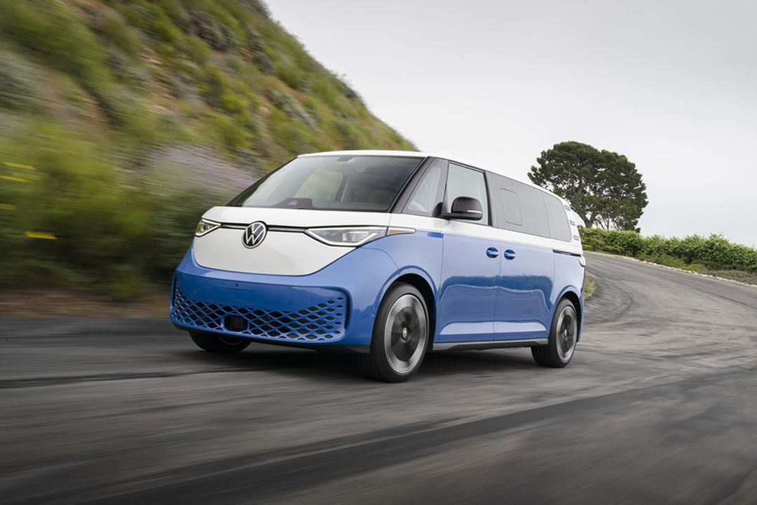 Vue 3/4 avant et latérale de la Volkswagen ID. buzz électrique 2025 sur route