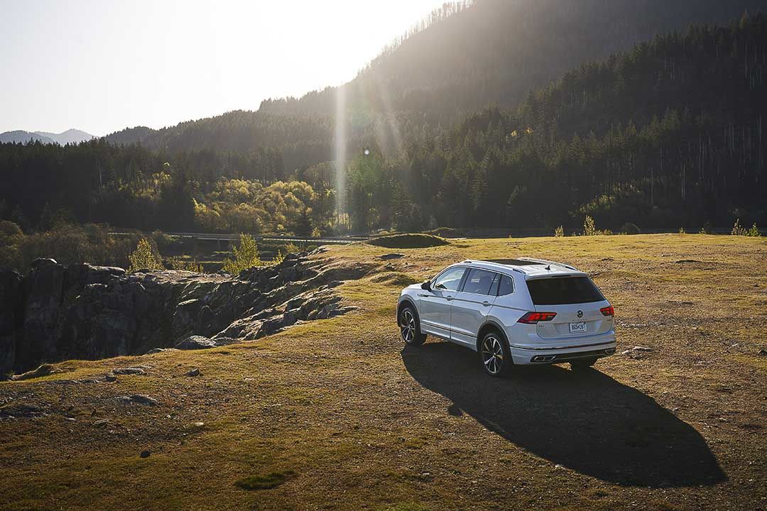 three quarter elevated view of the 2022 Volkswagen Tiguan parked close to a cliff