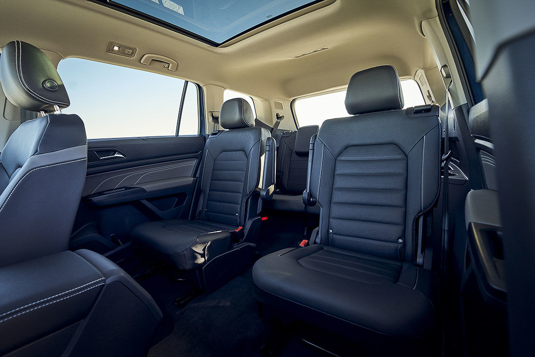 vue des sièges arrières et du toit vitré à bord du Volkswagen Atlas 2021