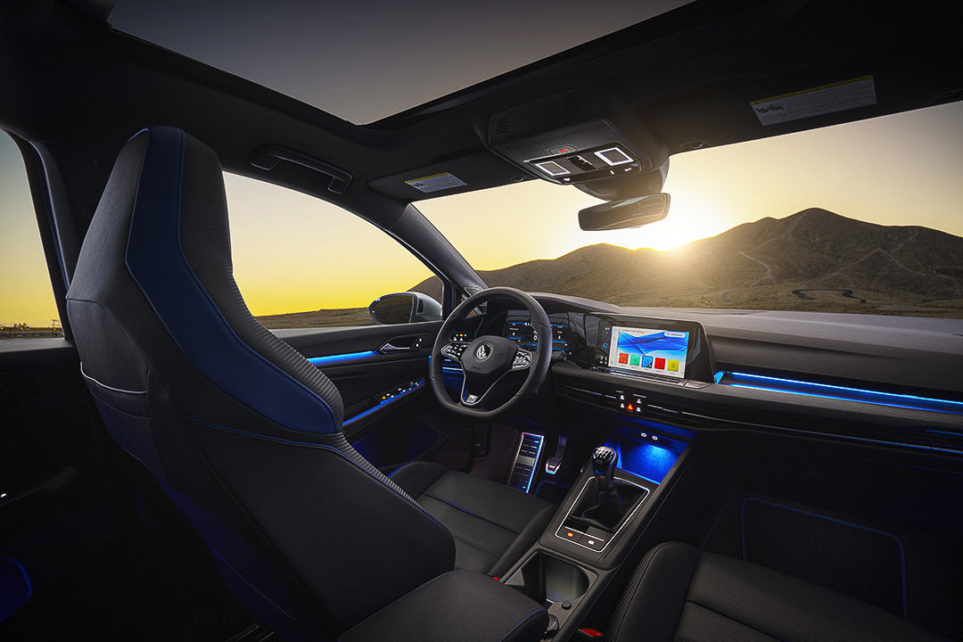vue à l'intérieure de la Volkswagen Golf R 2022 avec le volant, la console centrale et l'écran principal