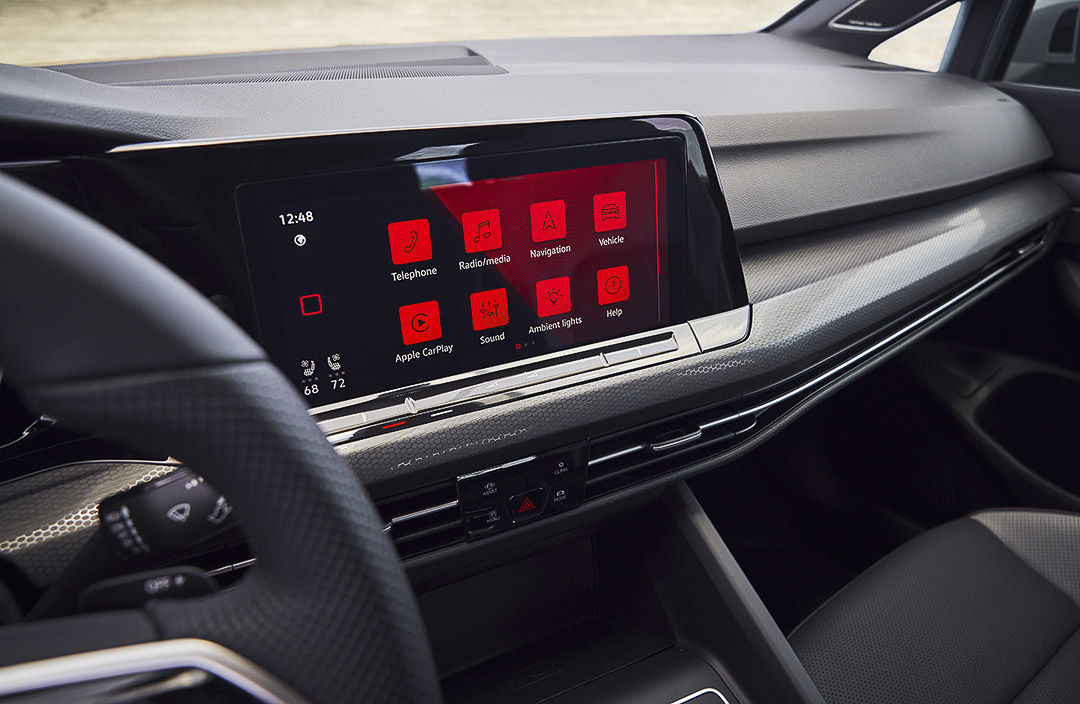 vue de la planche de bord et de l'écran tactile de la Volkswagen Golf GTI 2022