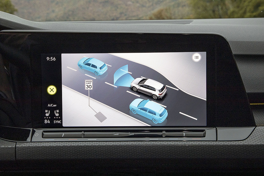affichage de l'un des systèmes d'aide à la conduite de la Volkswagen Golf GTI 2022