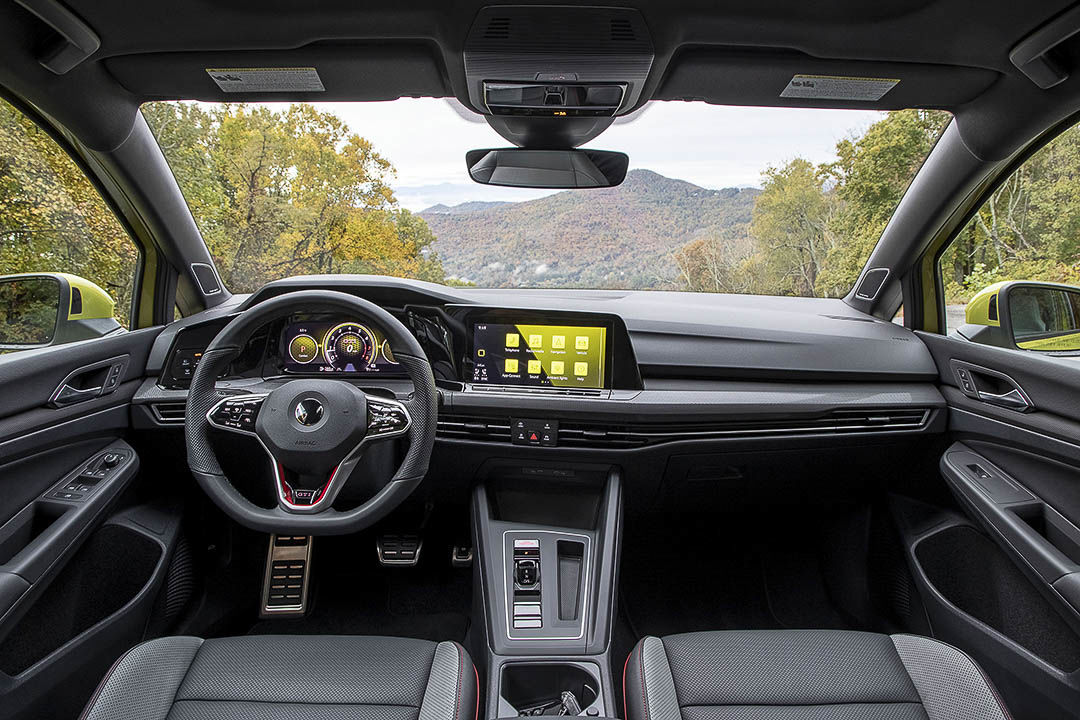 vue du volant, de la console centrale et de la planche de bord de la Volkswagen Golf GTI 2022