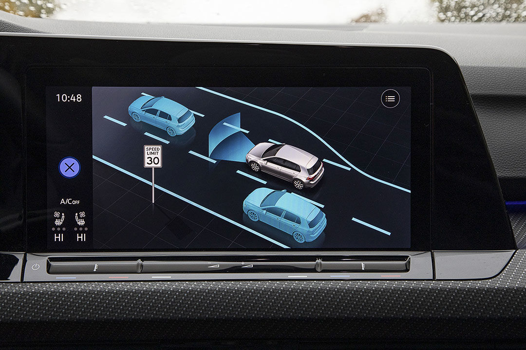vue de l'écran tactile et d'un des nombreux système d'aide à la conduite à bord de la Volkswagen Golf R 2022