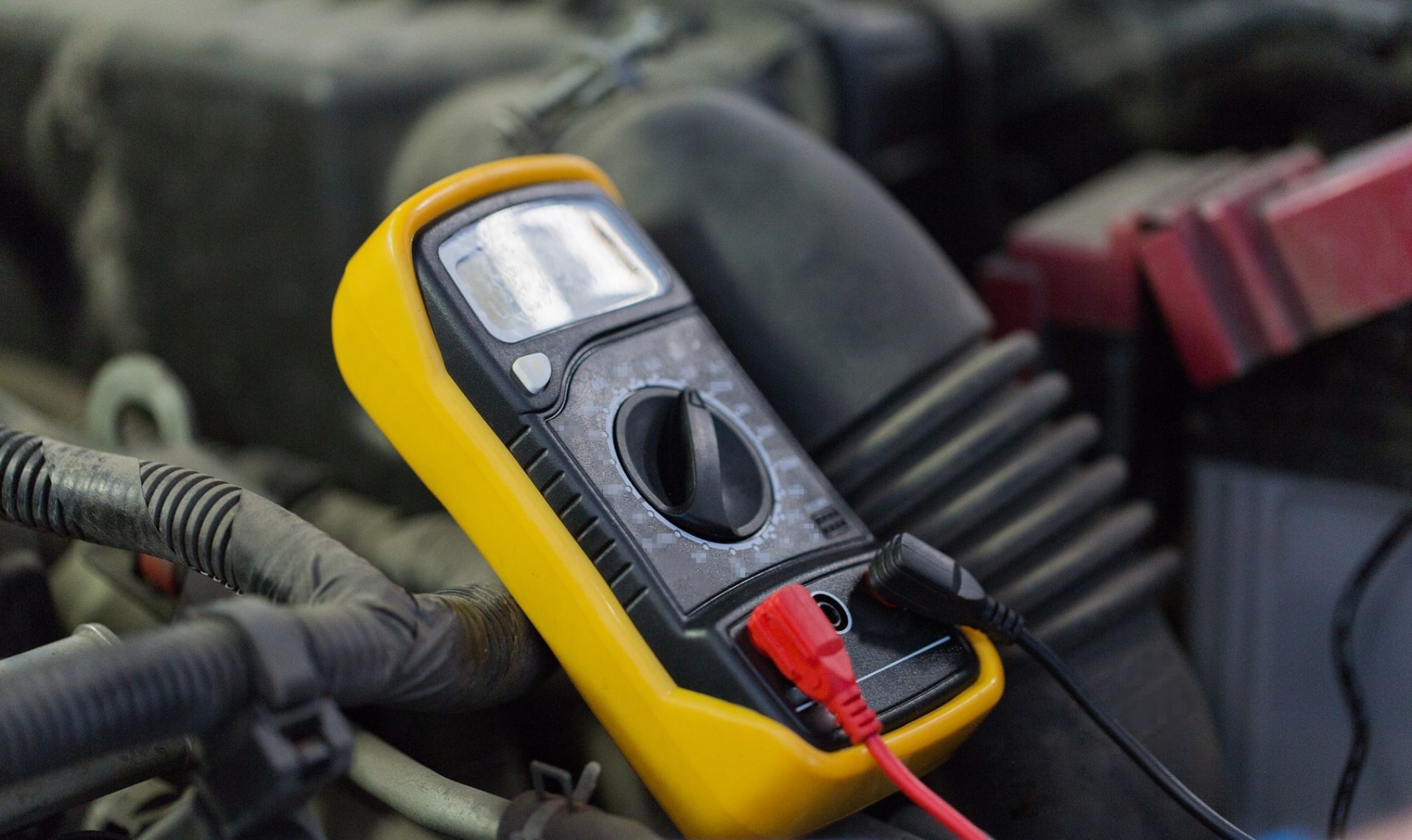 multimètre numérique ou voltmètre pour test de batterie de voiture