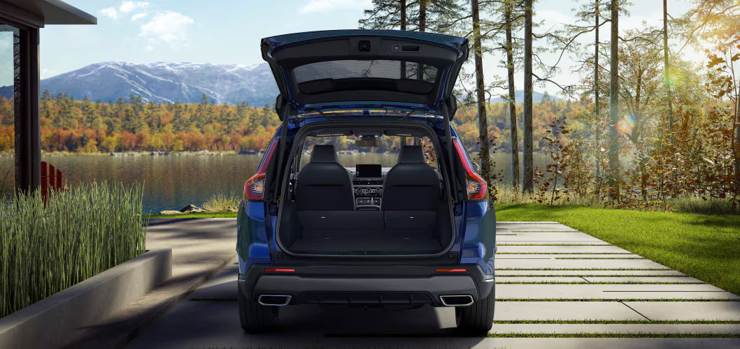 vue arrière du coffre ouvert d'une d'une Honda CR-V 2025 devant un lac