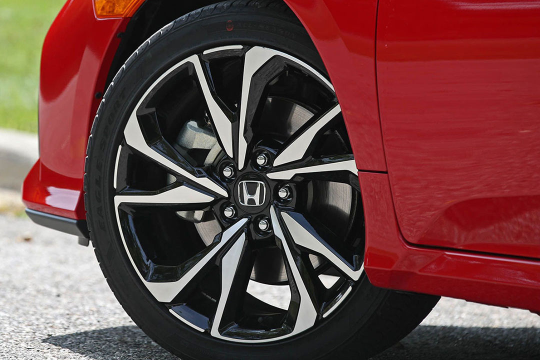 Vue d'un pneu d'été sur véhicule Honda Civic rouge