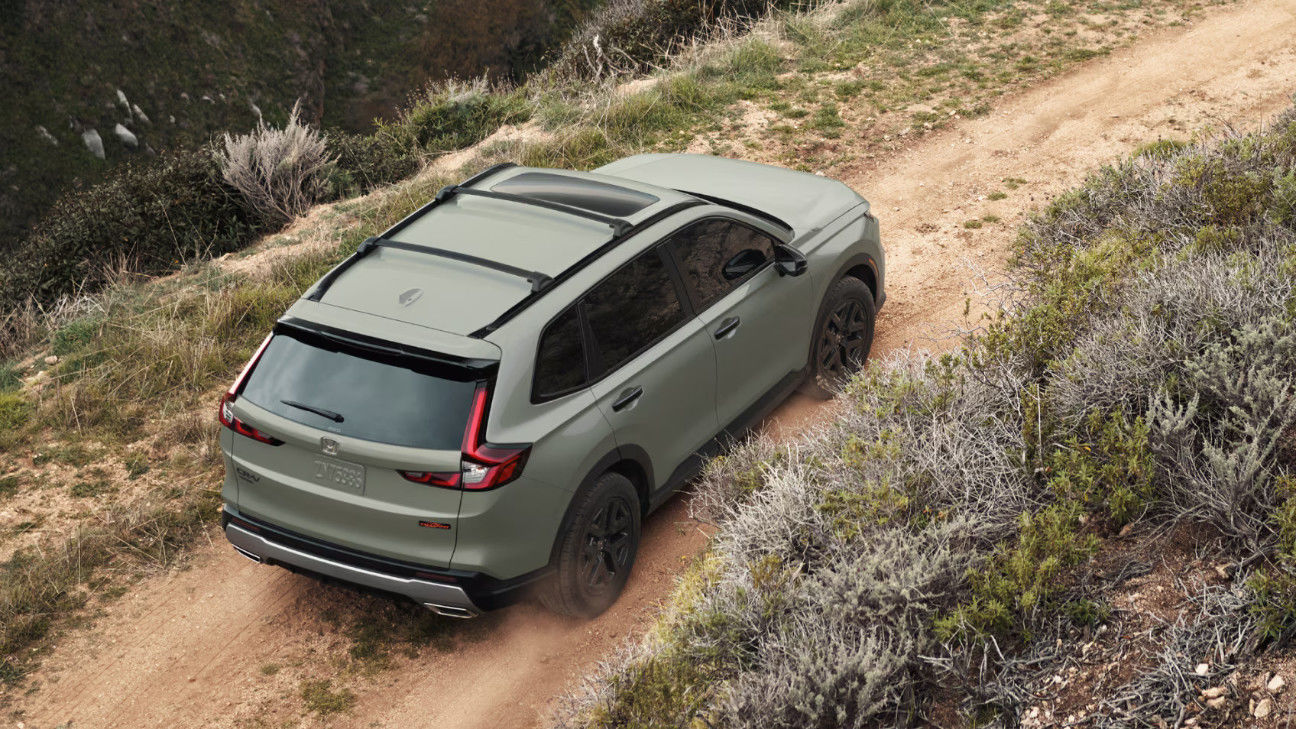 Vue de haut d'un Honda CRV 2026 sur une route de campagne