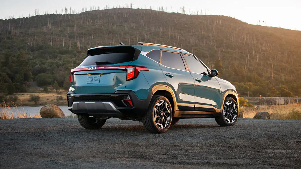 back view of a Kia Seltos 2025 parked in front of a mountain