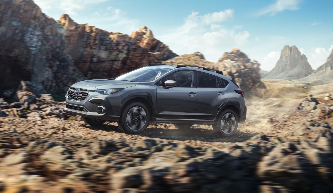Lateral view of a Subaru Crosstrek 2025 in the desert