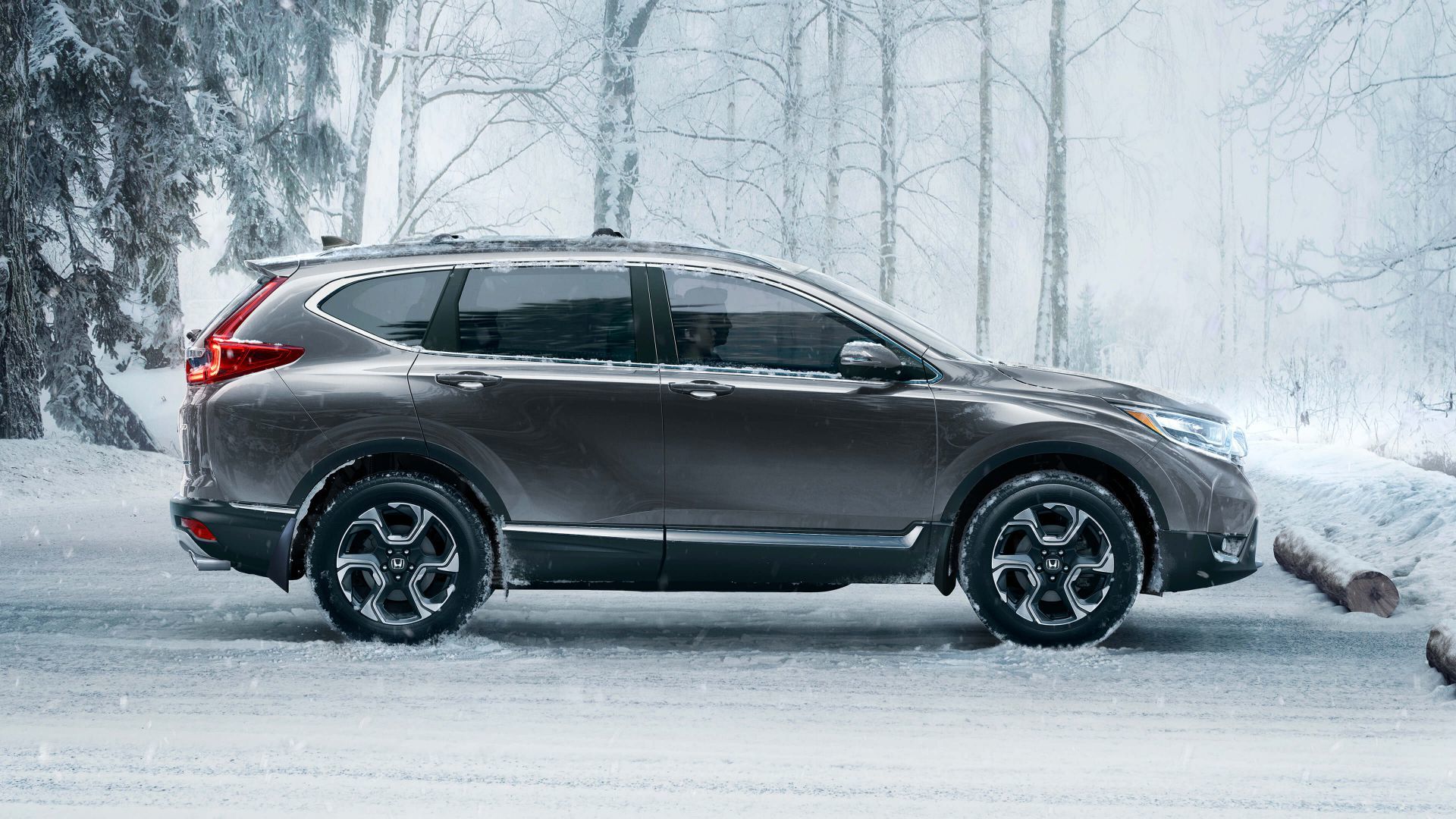 Honda CR-V 2018 de profil, dans une forêt pendant la saison hivernale