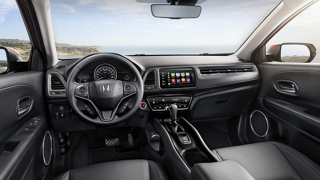 vue du volant, de l'écran principalet et de la console centrale à bord du Honda HR-V 2022