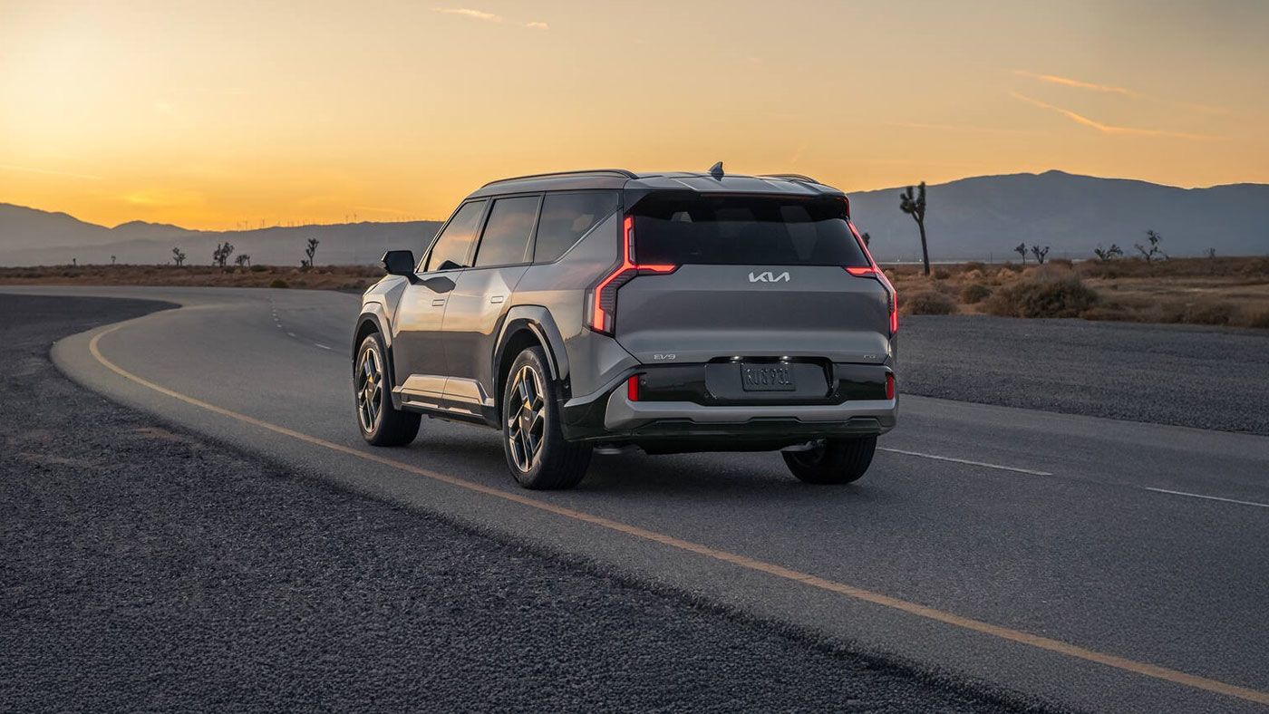 vue latérale arrière d'un Kia EV9 2026 sur une route