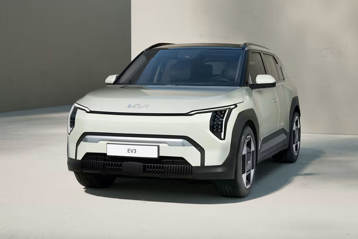 Vue 3/4 avant du Kia EV3 2026 garé devant un bâtiment public