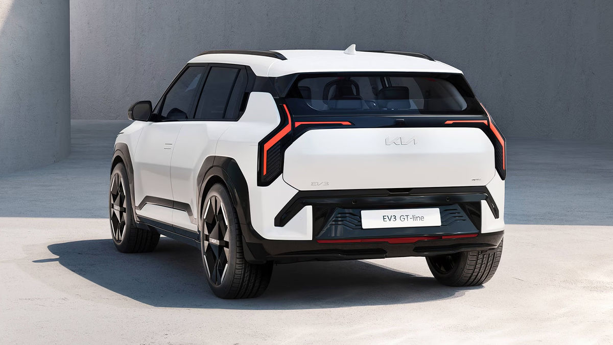 Vue arrière du Kia EV3 2026 garé devant un batiment public