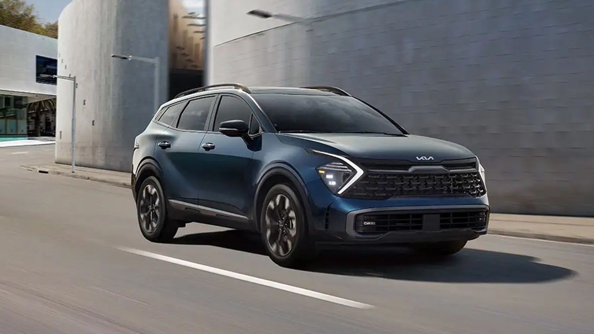 Vue 3/4 avant du Kia Sportage 2024 sur route en pleine puissance