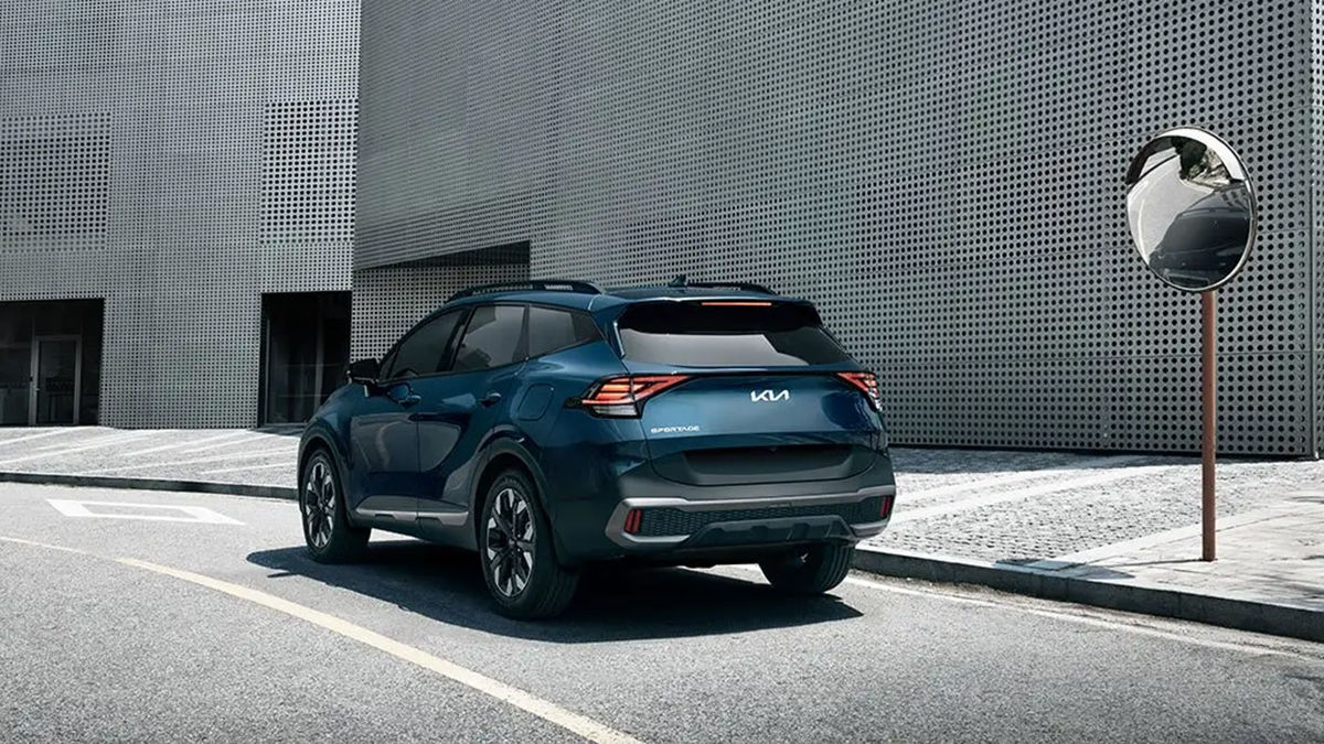 Vue arrière du Kia Sportage 2024 garé en bord de rue