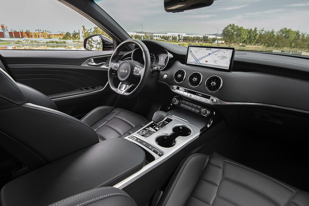 vue du volant, de la console centrale et du panneau de commande principale à bord du Kia Stinger 2022