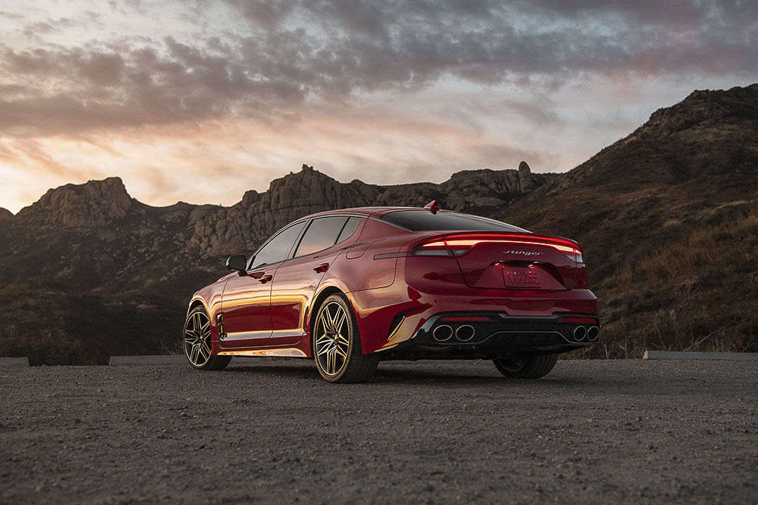 vue latérale arrière de la Kia Stinger 2022 stationnée dans un stationnement extérieur